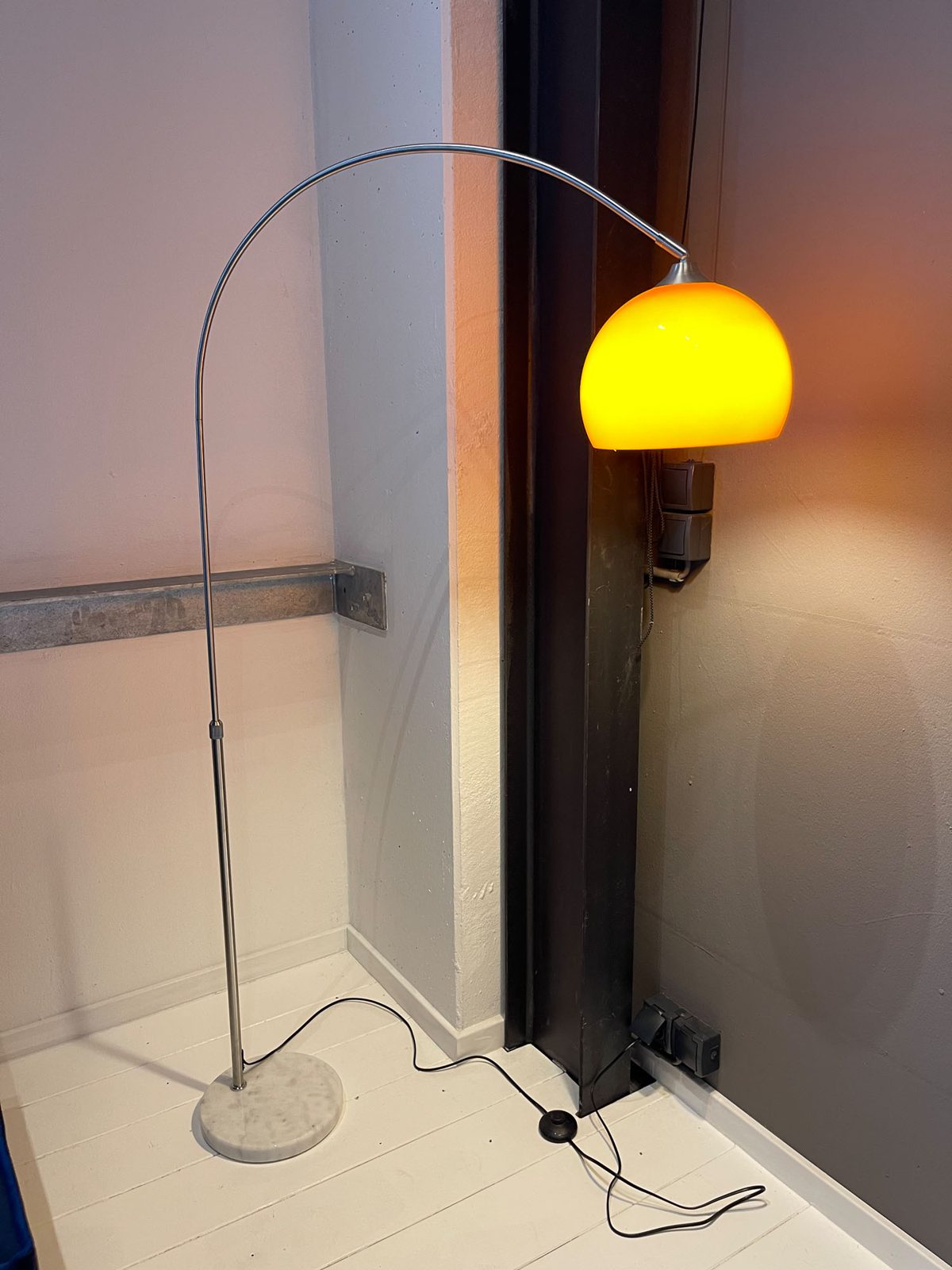 Bogenlampe mit gelbem Schirm