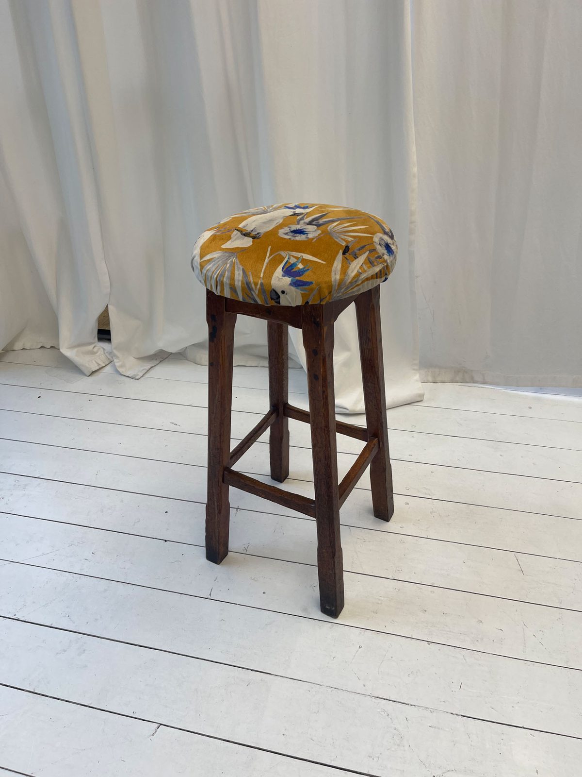 Barhocker mit gemustertem Polster